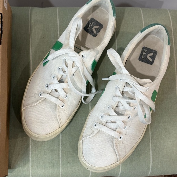 Veja White Sneakers with Green Heel Tab - Picture 2 of 14